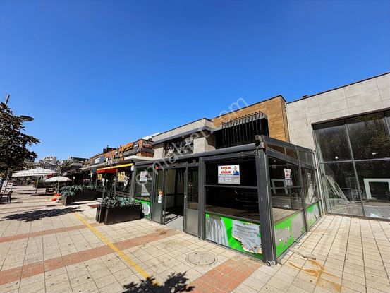 Bahçeşehir Gölet'te Cadde Cephe 320m2 Teraslı