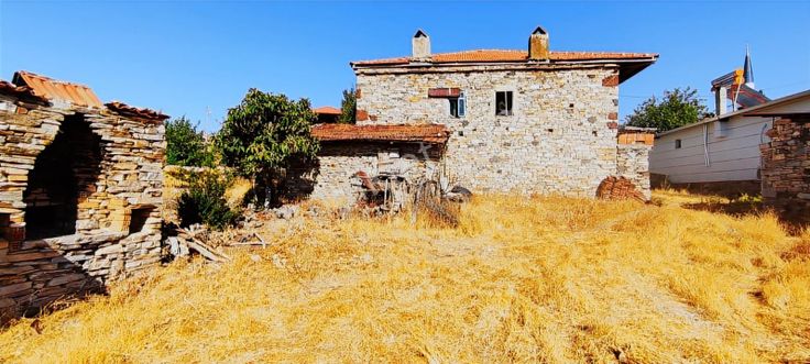 Salihli Hacıköseli'de Satılık 959 M2 Arsa Üzerinde Köy Evi