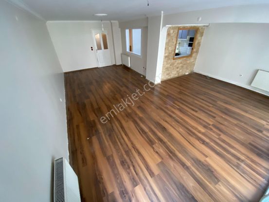 Karşıyaka, Tersane'de 3+1 Ebeveyn Banyolu Kiralık Daire