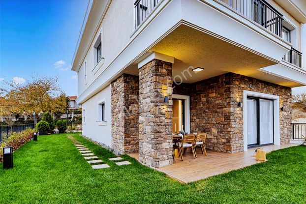 Bahçeşehir'de Sıfır Oturuma Hazır 6+1 Lüks Villa