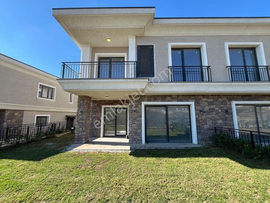 Bahçeşehir 5+1 Dubleks Geniş Bahçeli Sıfır Villa