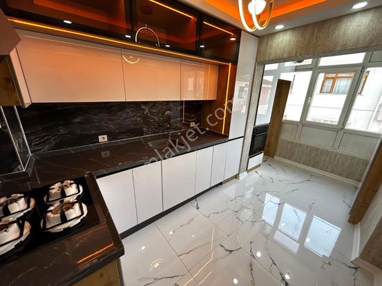 Akşemsettin Mah'de Cadde Üzeri Ara Kat Full Yapılı Daire