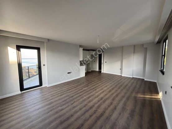 Yg'den Sahil Yolu Üzerinde 3+1 Deniz Manzaralı