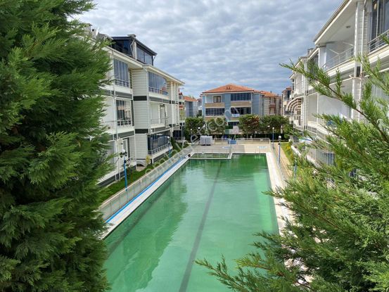 Karasu Yalı Da Denize Yakın Havuzlu Sitede 1+1 & Kombili