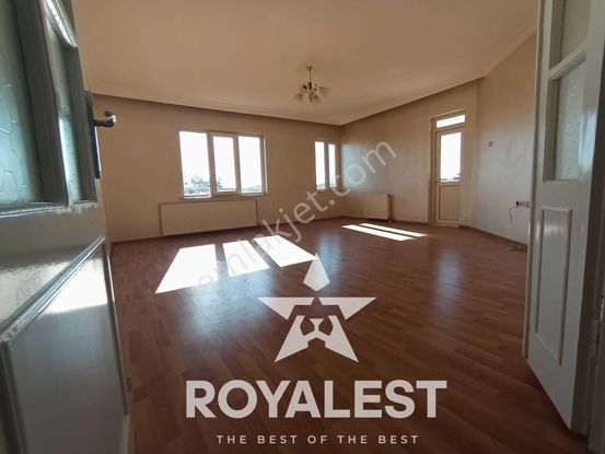 Royalest'ten Cadde Üstü İskanlı Geniş Ve Ferah 3+1