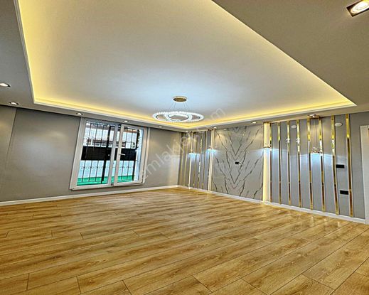 Havuzlu Güvenlikli Site İçinde Metrobüse Yürüme Mesafeli 140 M2 3+1 Acil Satılık Daire