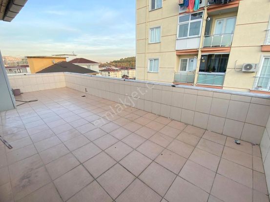 Mertcan'dan Velibaba Mah. Caddeye 3dk Açık Teraslı 1+1 Daire