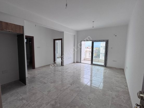 Girne Alsancak'ta Teras Alanına Sahip Satılık 2+1 Daire !!