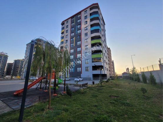 Cadde Seyrandan Satlık Gürkan Sitesinde 3+1 Ara Kat