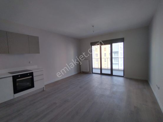 Sur Yapı'da 1+1 Geniş Balkonlu Manzaralı Ara Kat Daire