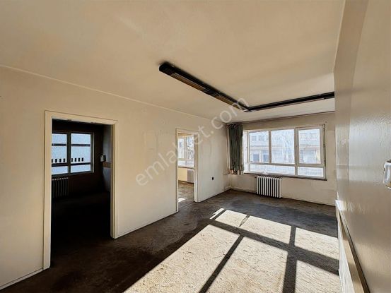 Mithatpaşa Caddesinde Satılık 85 M² Ofis