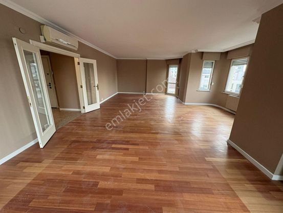 Fenerbahçe Katta Tek 4+1 Kapalı Otoparklı Balkonlu