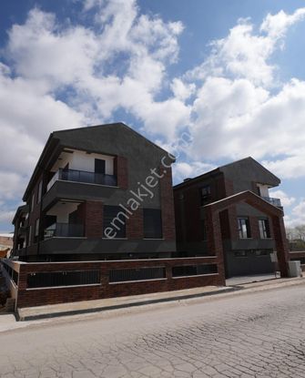 Bess'den Sazova Mahallesinde Site İçerisinde Satılık 4+1 Villa