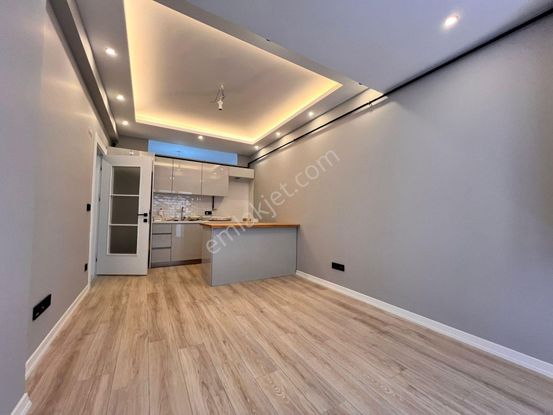 Kaçmaz'dan Altıntepe'de Cadde Üzeri Prestijli Binada 2+1 Daire