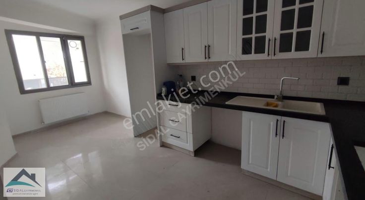 Atatürk Mahallesinde Cadde Üzerinde Satılık Daire 3.100.000 Paz.