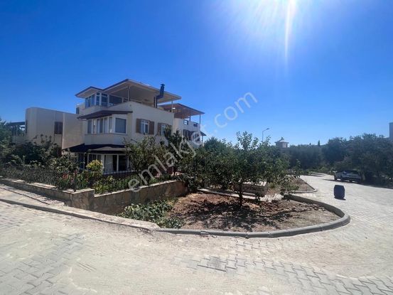 Balıkesir Gömeç De Denize Manzaralı Geniş Satılık Villa