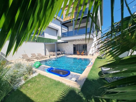 Sahile Yürüme Mesafesinde Tripleks 5+2 Satılık Villa