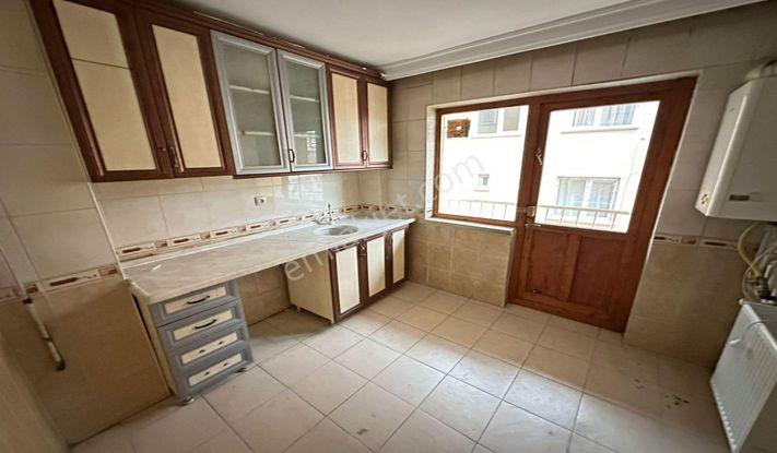 Yayla Seyitler Caddesinde 2.katta Çift Balkonlu Ön Cephe