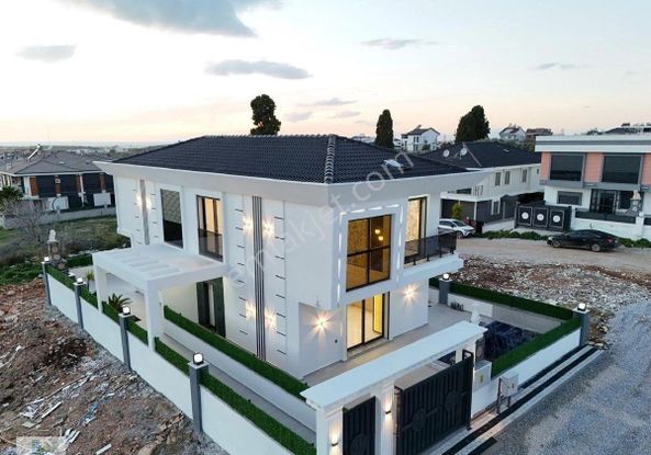 Hisar Mahallesi’nde Otoparklı Havuzlu 3 + 1 Villa