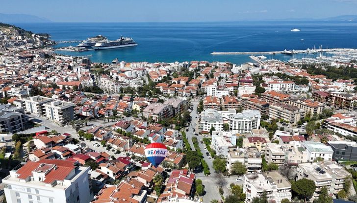 Kuşadası Mavi Yaka Sitesinde Bakımlı Satılık 4+1 Villa
