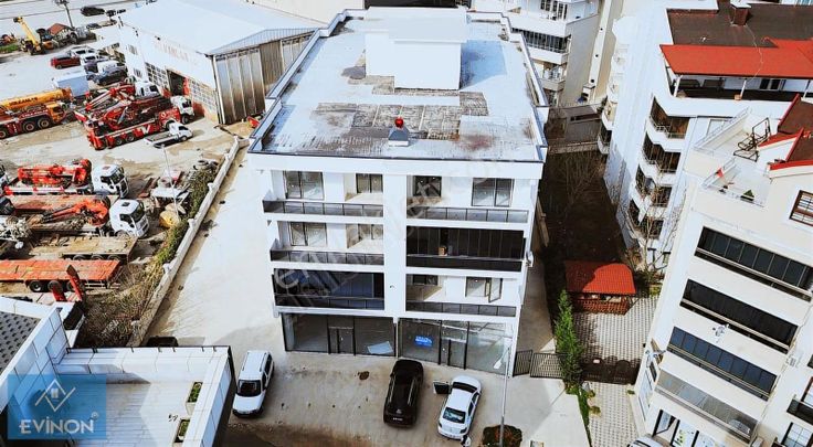 Üçevler 'de Xxxxxxl Dükkan