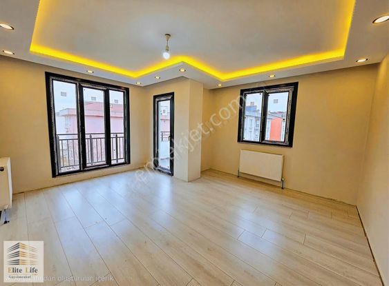 Sancaktepe'de Kapalı Otoparklı Çift Balkonlu 2+1 Ara Kat Daire