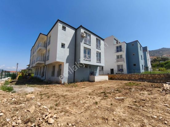 Yenifoça'da Satılık Oturuma Hazır Ruhsatlı 1+1