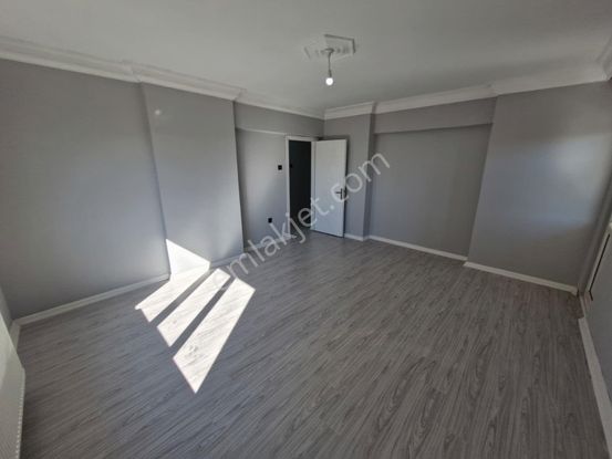 Çukurova Belediye Evlerinde Satılık 3+1 K.mutfak Daire