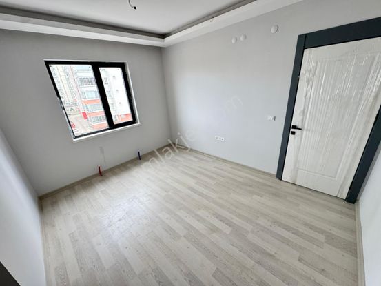 Avcılar'da Cadde Üzerinde 3+1 Katta Teras Balkonlu Kaçmaz