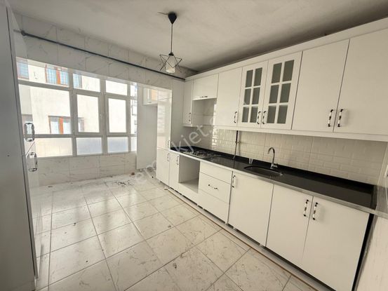 Tesisler Cadde Üzerinde Acil Satılık 3+1 Daire