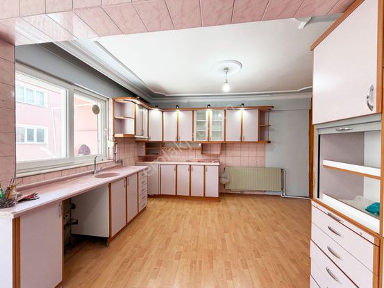 Atalar'da Depozitosuz Arakat Boyalı Balkonlu 4+1 Geniş Daire