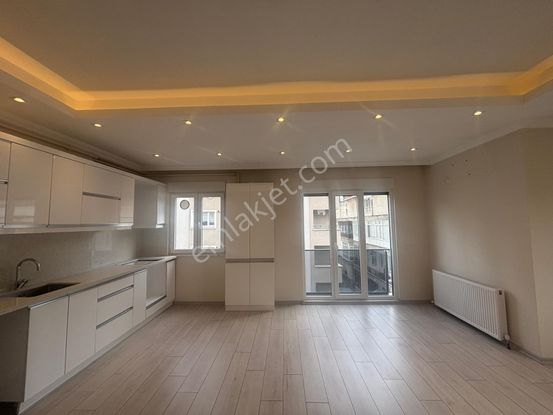 Maltepe Altayçeşme'de Minibüsyoluna 2dk Mesafede Satılık3+1daire