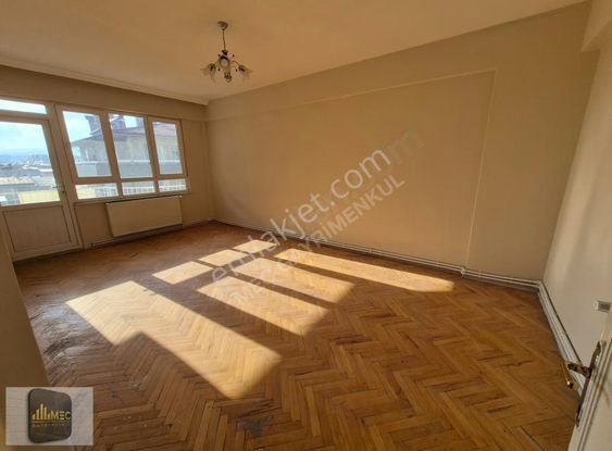 Nazilli Merkez'de 3+1 140 M² Doğalgazlı Daire