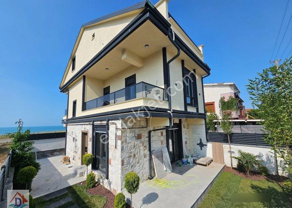 Denize 2 . Sırada , 4+1 Müstakil Parsel , Havuzlu Lüks Villa