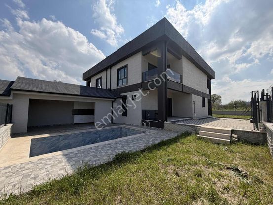 Downtown Avm'ye Yakın Konumda Havuzlu Villa