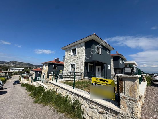 Foça'da Köşe Parselde 200m2 Bahçeli,sıfır 3+2 Triplex