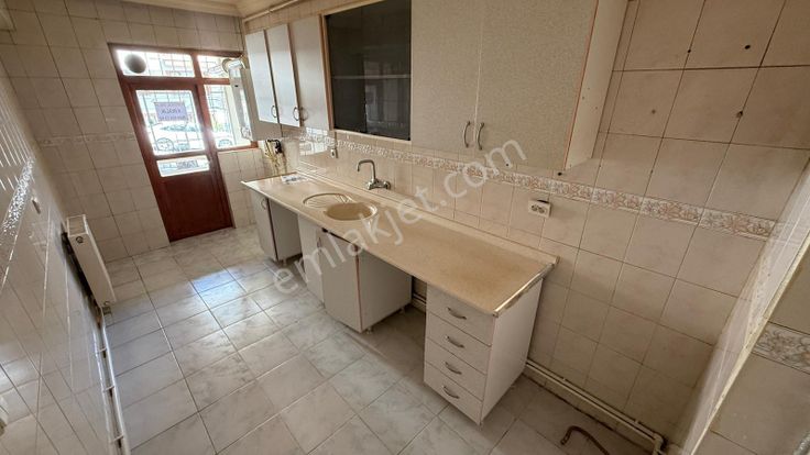 Kuşcağız'da Cd Paraleli Geniş Ara Kat Ön Cephe 3+1 Satılık