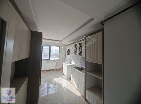 Üçkuyular Furkan Yapıda 2.5+1 Acil Satılık Daire