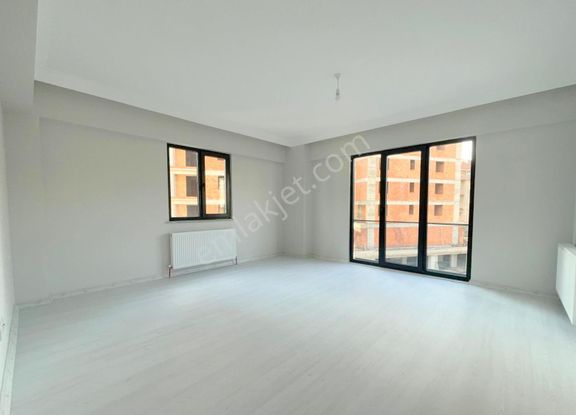 Mertcan'dan Metroya Yürüme Mesafeli Balkonlu Ara Kat 2+1 Daire