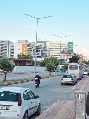Hastane Caddesi Üzerinde Geniş Kullanım Alanlı Dükkan