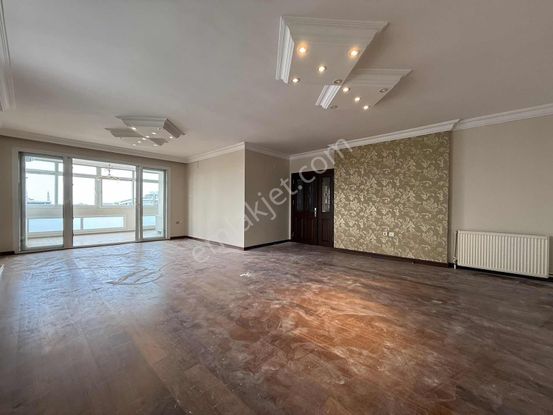 Toros Caddesinde 4+1 240 M2 Doğalgazlı Bakımlı Kiralık Daire