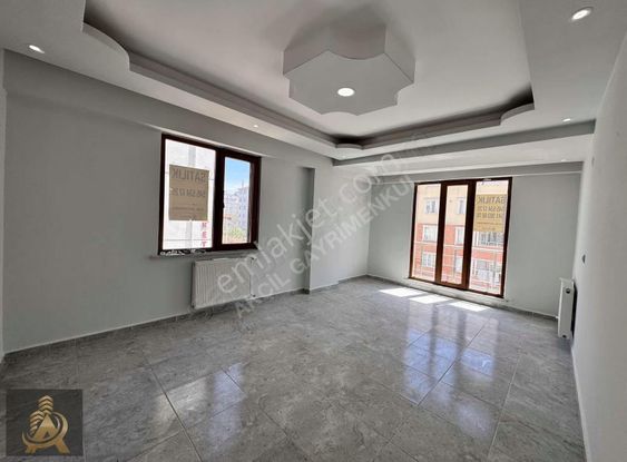 Acill Satılık Cadde Cephe Ara Kat İskanlı Merkezde 2+1 Daire