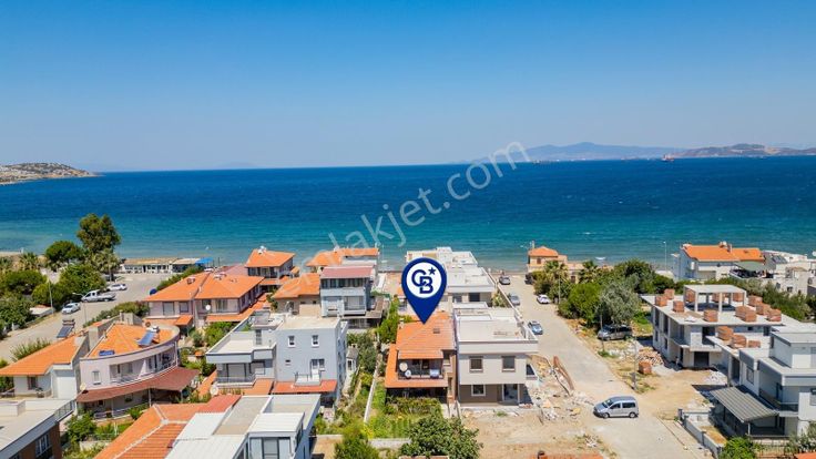 Yenifoça Gencelli'de Satılık 3+1 Bahçeli Dubleks Villa