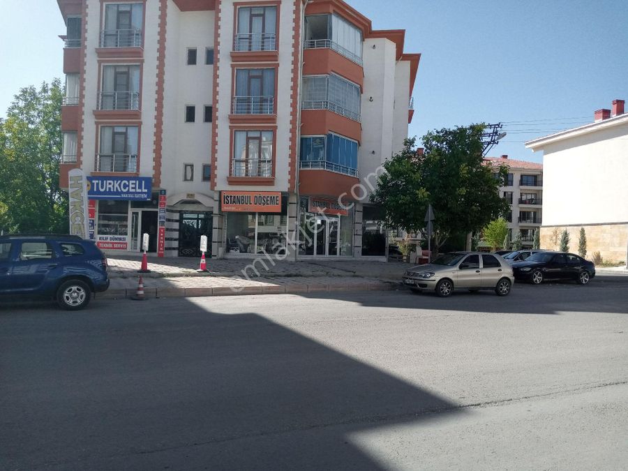 yuvarlak güneş gözlüğü kadın eyfel kulesi pozisyonu